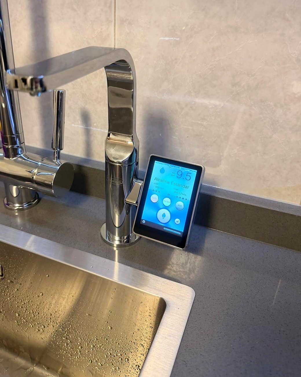 Grifo con pantalla táctil del Miracle Max Royale instalado junto al fregadero