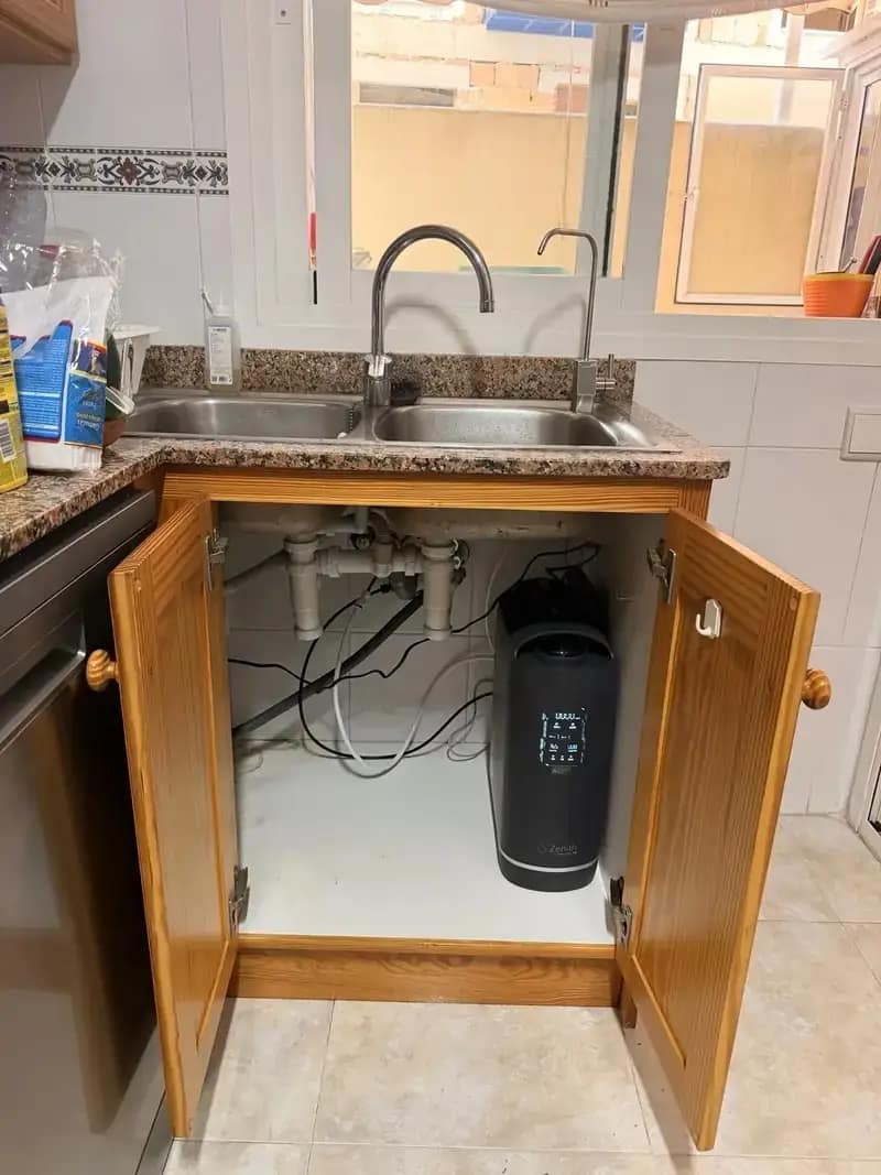 Zenith 2.0 instalado bajo fregadero en cocina de cliente