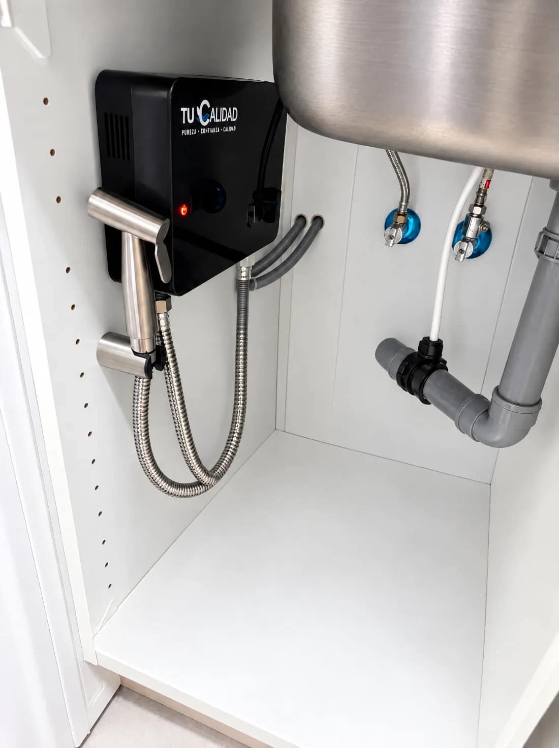 Laundry TC instalado por Tu Calidad bajo el fregadero, con su grifo de mano para la limpieza de casa