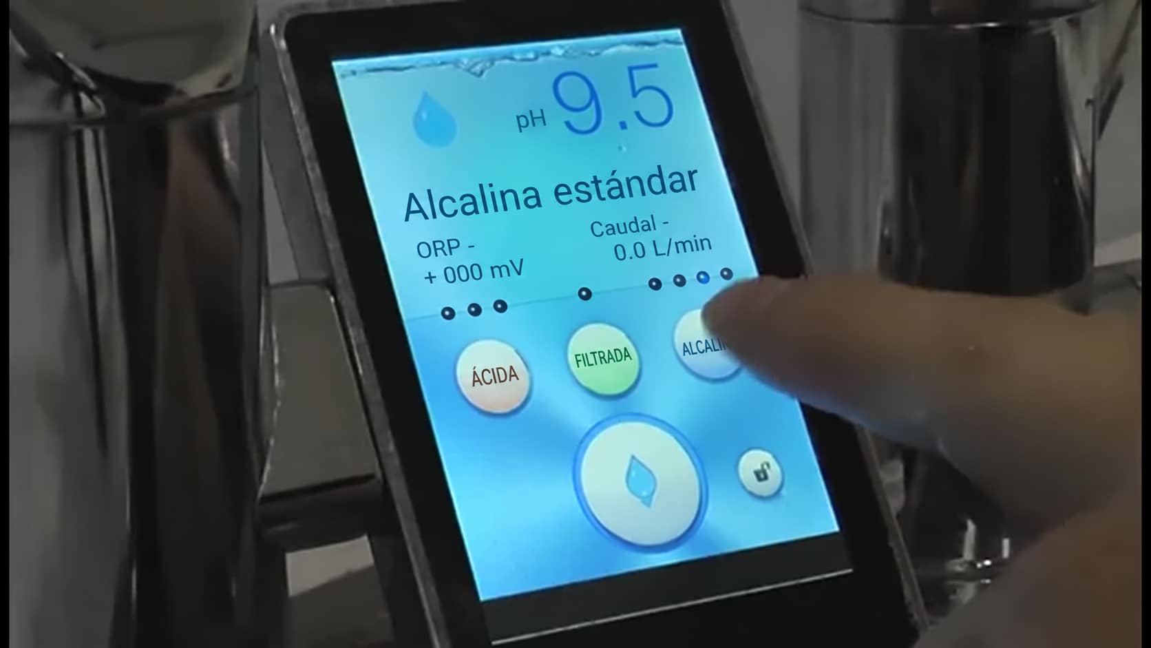 Selección del agua alcalina en la pantalla táctil del grifo