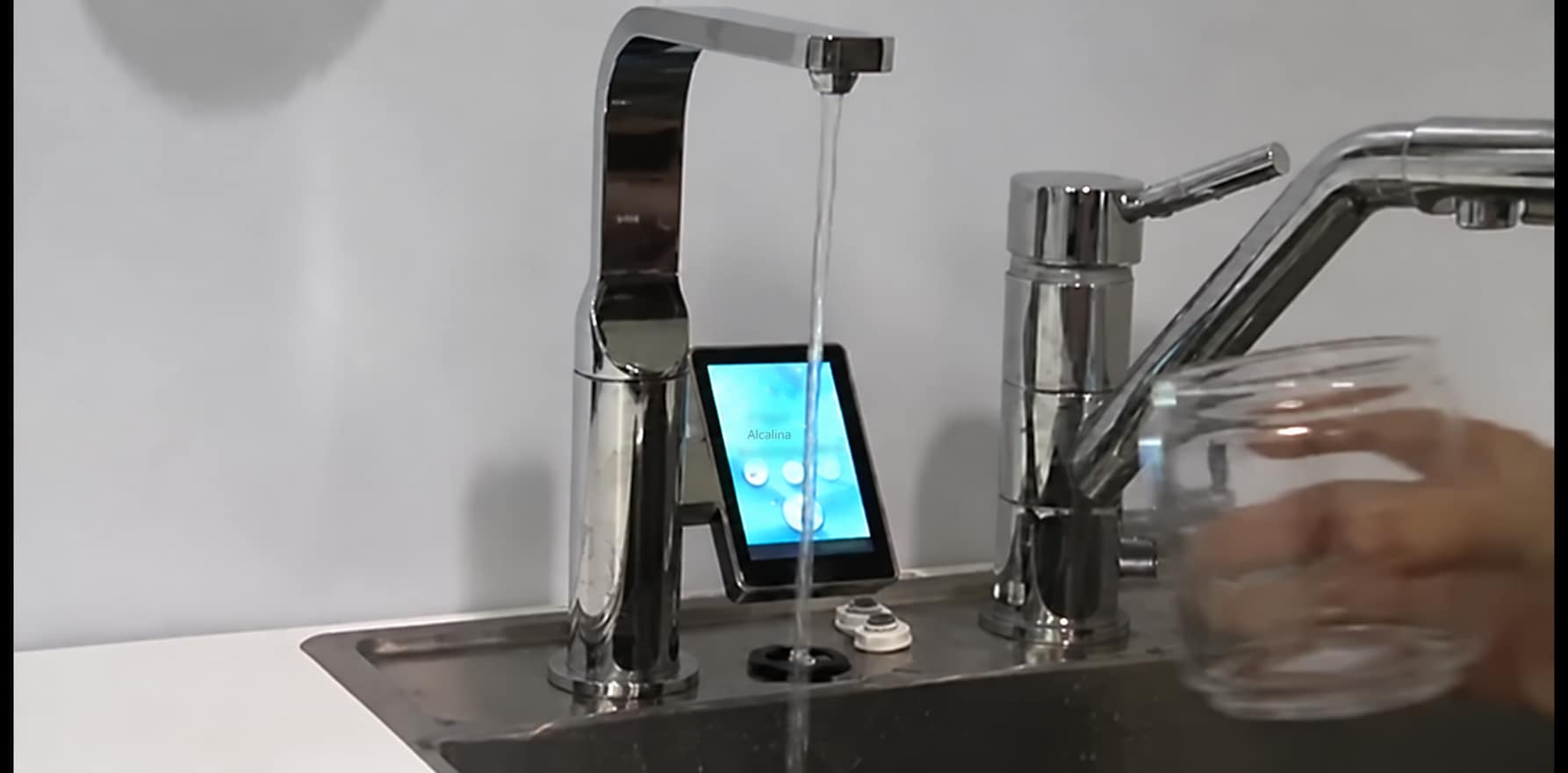 Vaso llenándose de agua desde el grifo del Miracle Max Royale