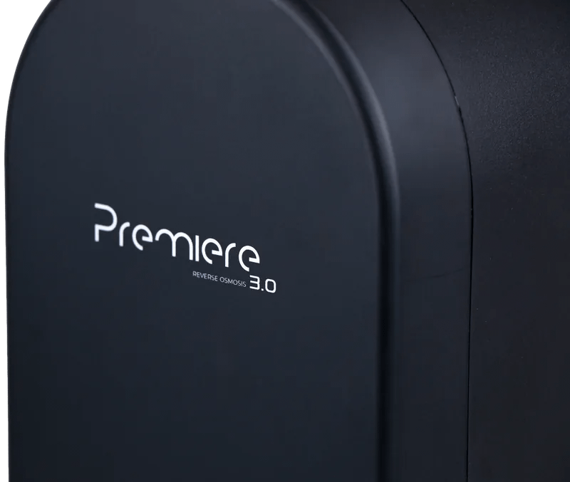 Detalle del acabado negro de Premier 3.0 con su logotipo plateado