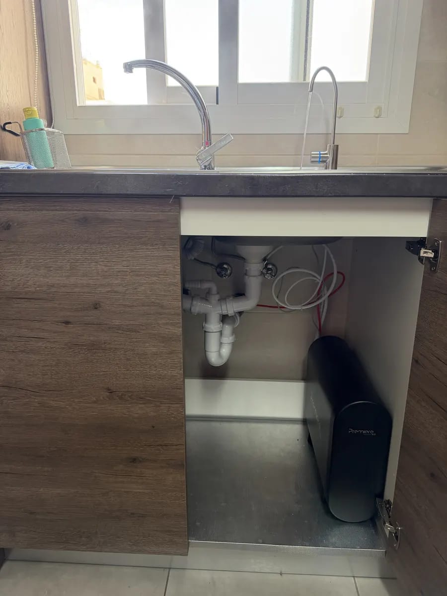 Premier 3.0 instalado bajo el fregadero con grifo auxiliar independiente junto al grifo de la cocina