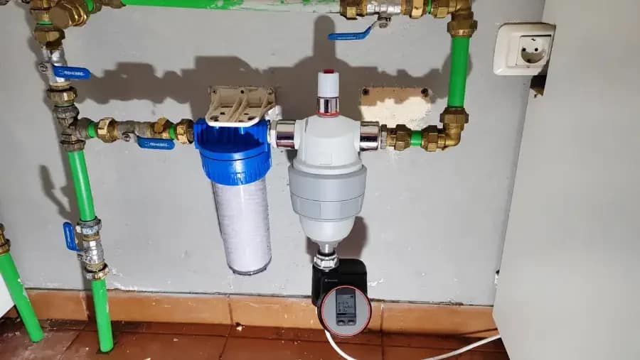 Descalcificador Génesis Evolution instalado por Tu Calidad en la entrada de agua