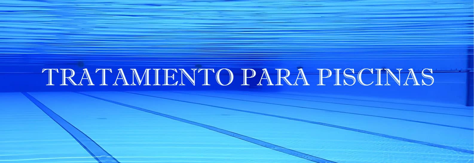 Piscina con agua cristalina