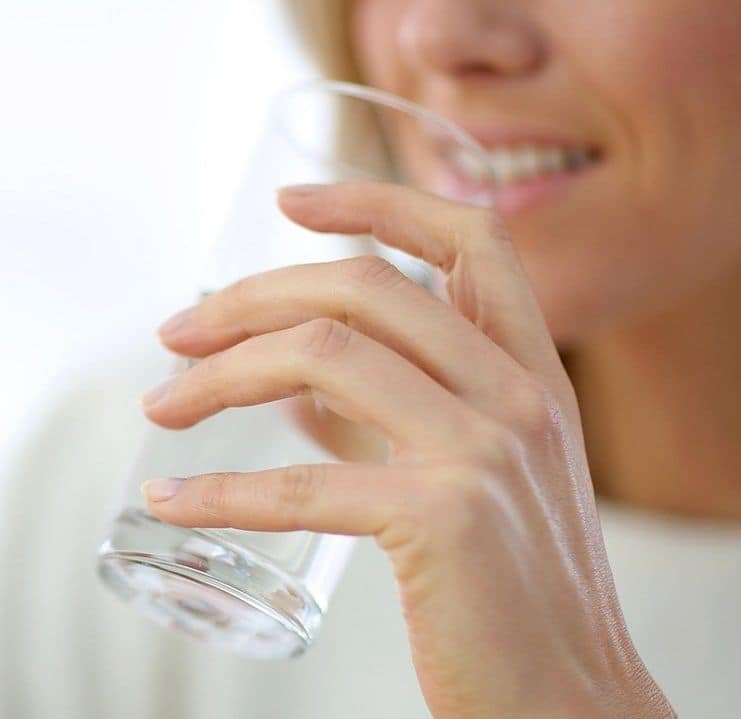 Mujer bebiendo un vaso de agua