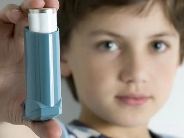 Niño con un inhalador para el asma