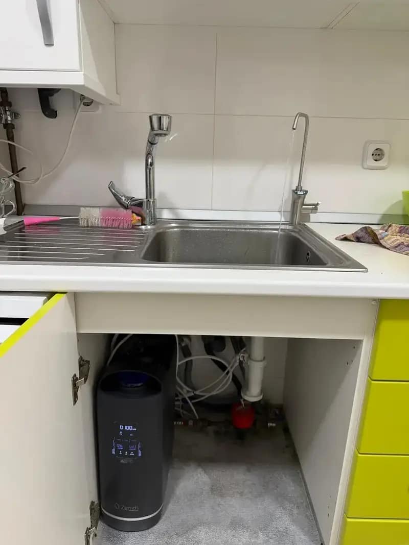 Instalación real de Zenith 2.0 bajo fregadero con grifo dedicado
